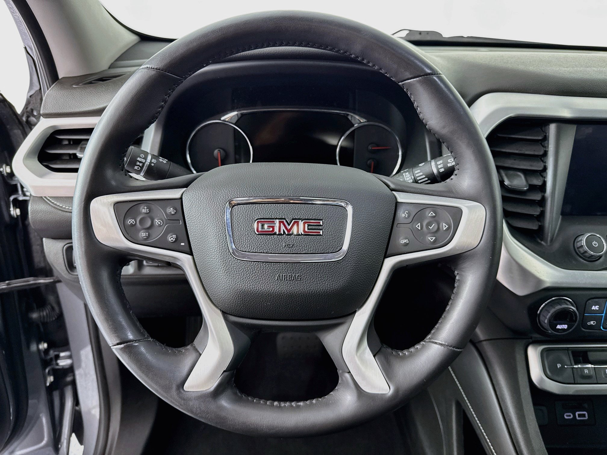 Used 2022 GMC Acadia SLT w/ Technology Package AWD/4WD image 11