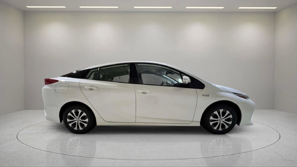 Used 2020 Toyota Prius Prime XLE FWD image 2