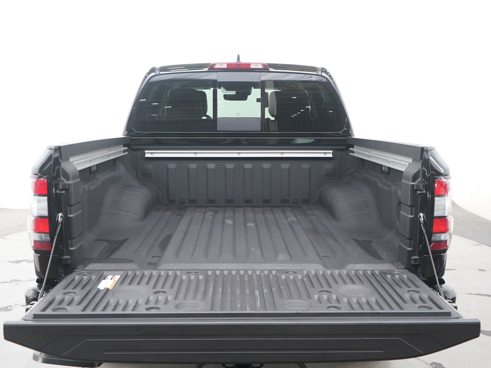 Used 2025 Nissan Frontier SL w/ Bed Access Package AWD/4WD image 16