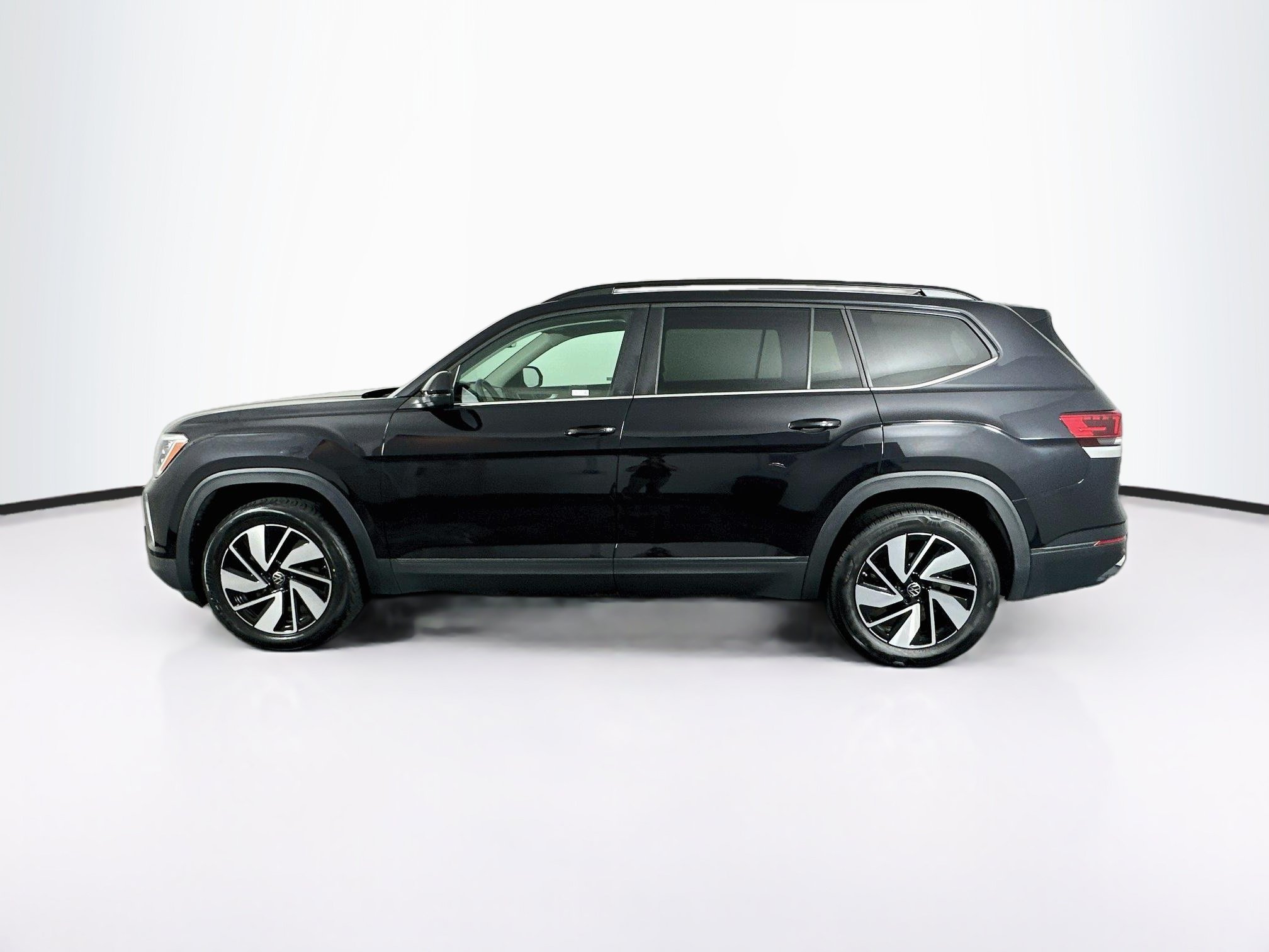 Used 2025 Volkswagen Atlas SE FWD image 4
