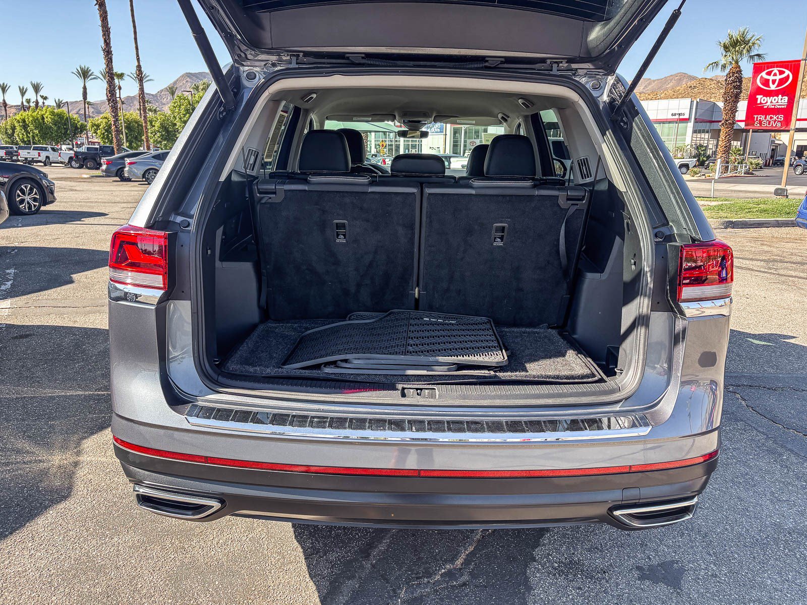 Used 2025 Volkswagen Atlas SE FWD image 13