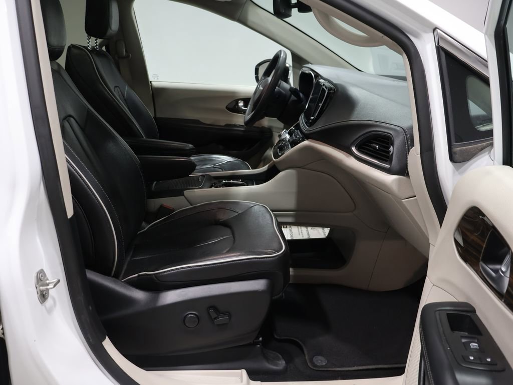 Certified 2023 Chrysler Pacifica Limited image 22