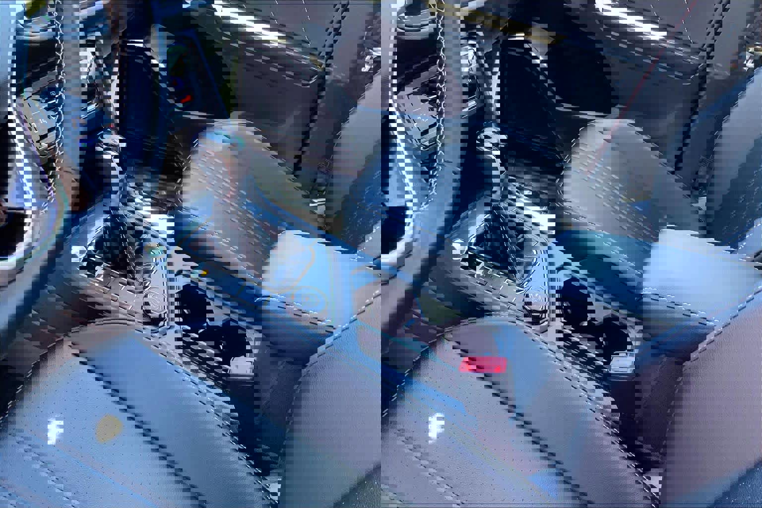 Used 2024 Volkswagen Tiguan SE w/ Panoramic Sunroof Package AWD/4WD image 16