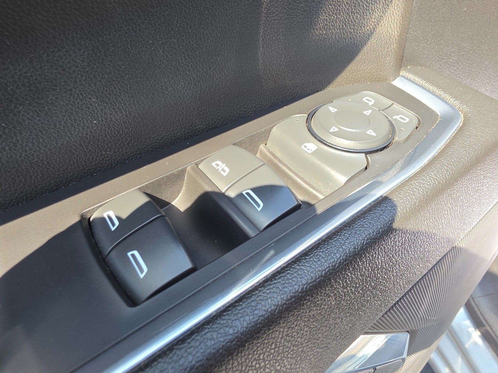 Used 2023 Chevrolet Silverado 1500 LT AWD/4WD image 32