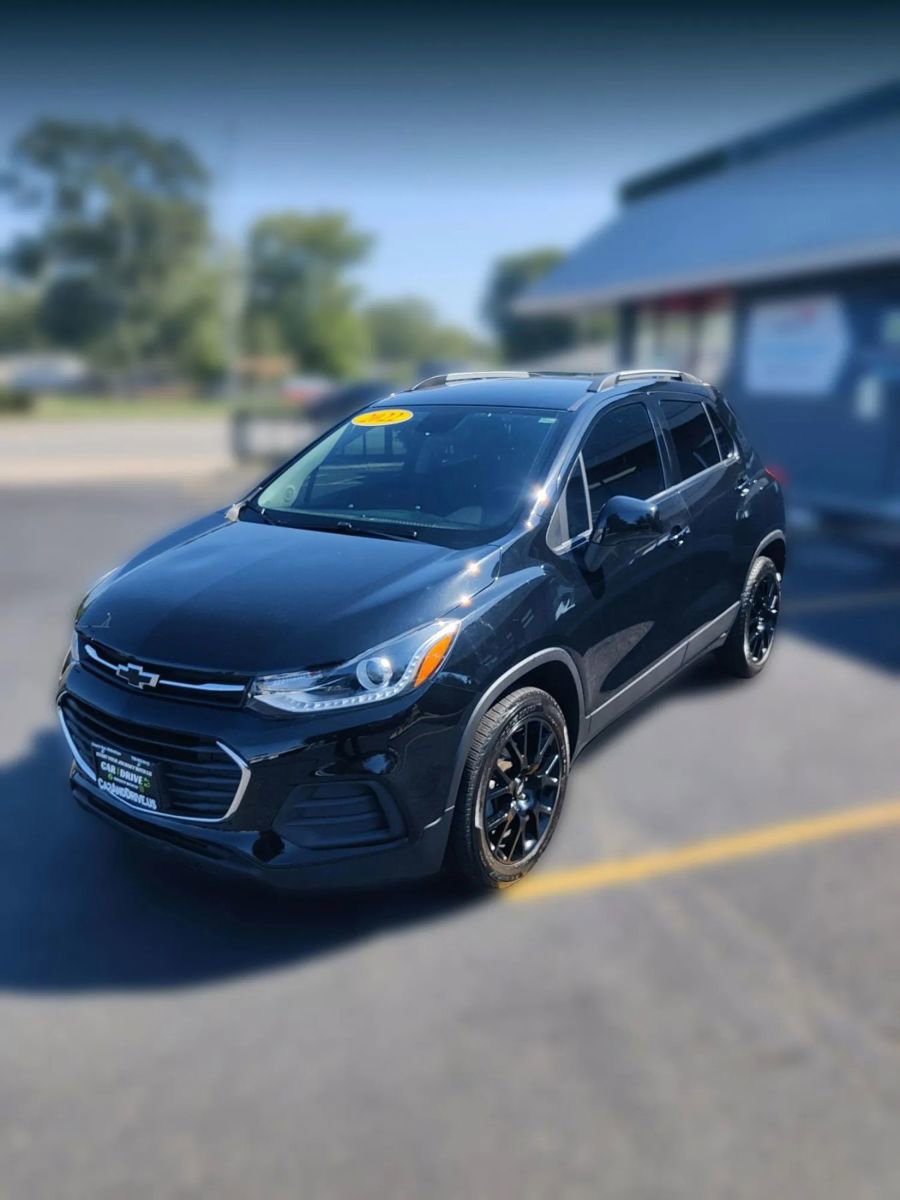 Used 2022 Chevrolet Trax LT w/ Midnight Edition image 3