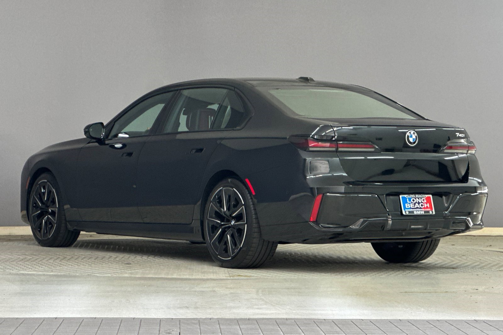 Used 2023 BMW 740i image 3