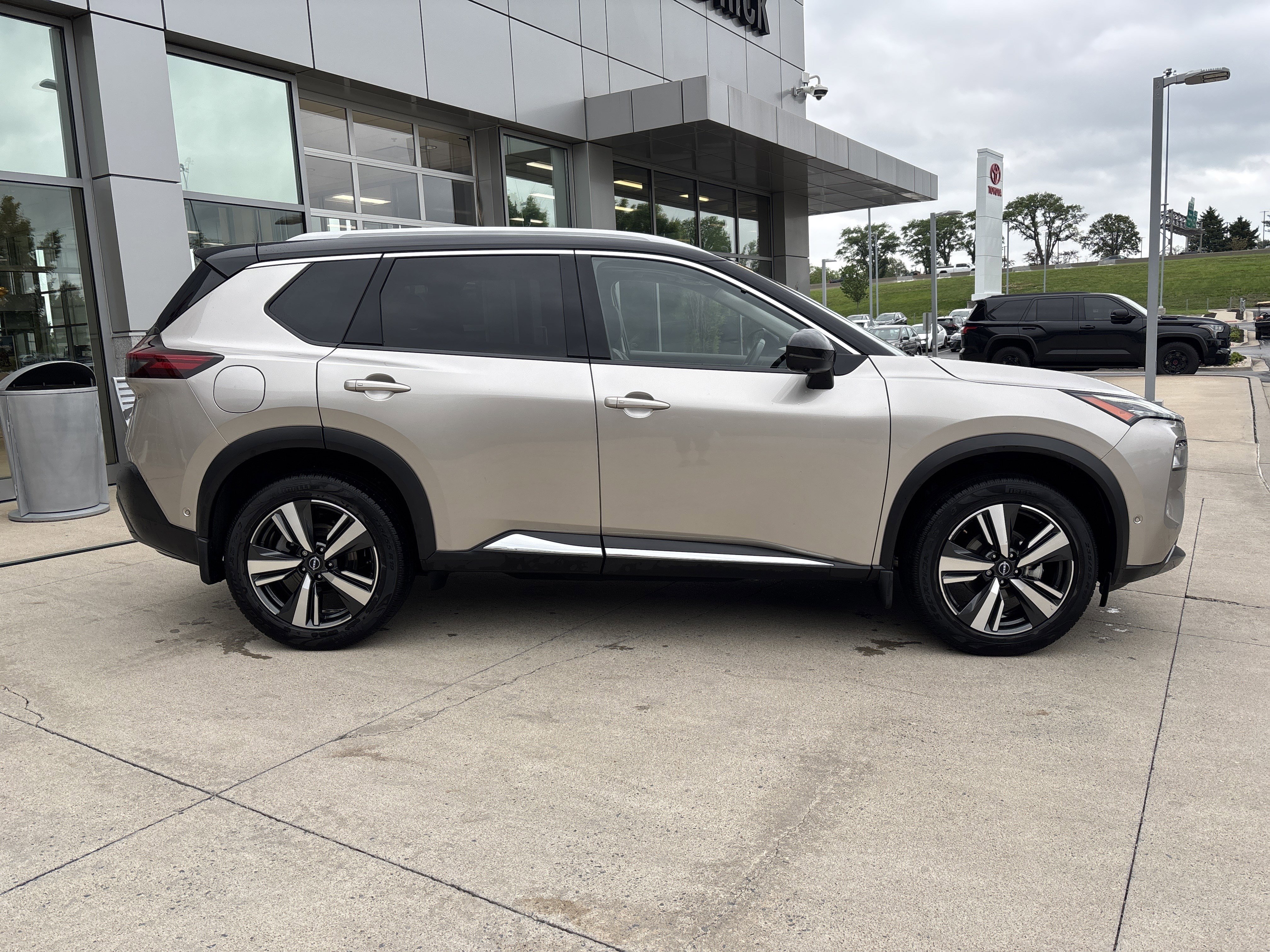Used 2023 Nissan Rogue SL w/ SL Premium Package FWD image 10