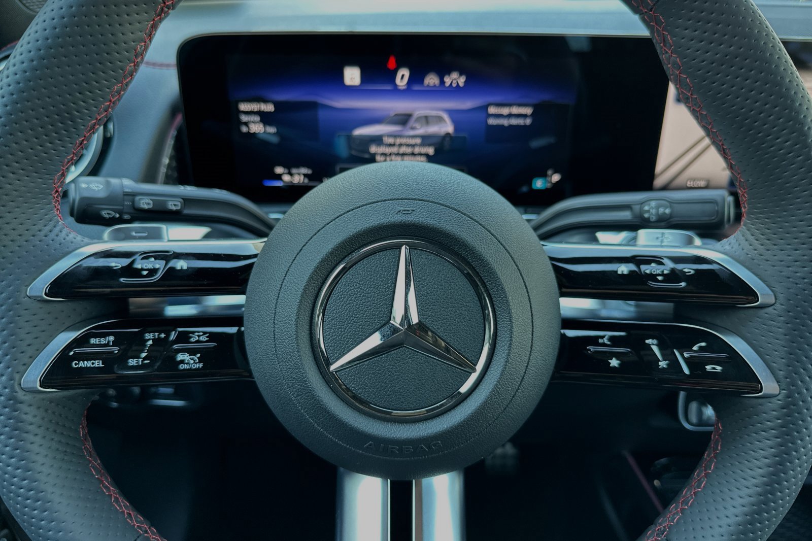 Used 2024 Mercedes-Benz EQB 300 4MATIC image 27