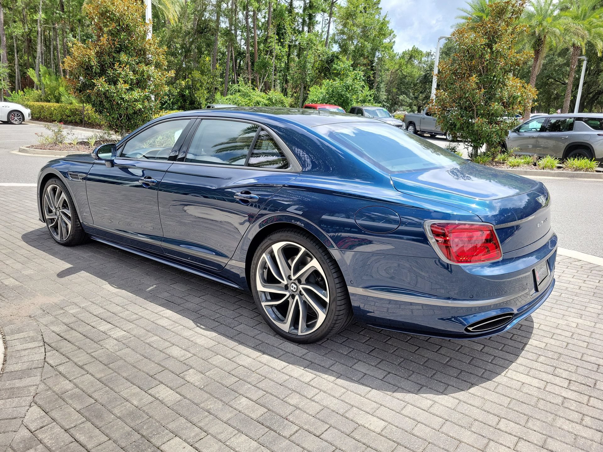 Used 2025 Bentley Flying Spur Plug-In Hybrid AWD/4WD image 9