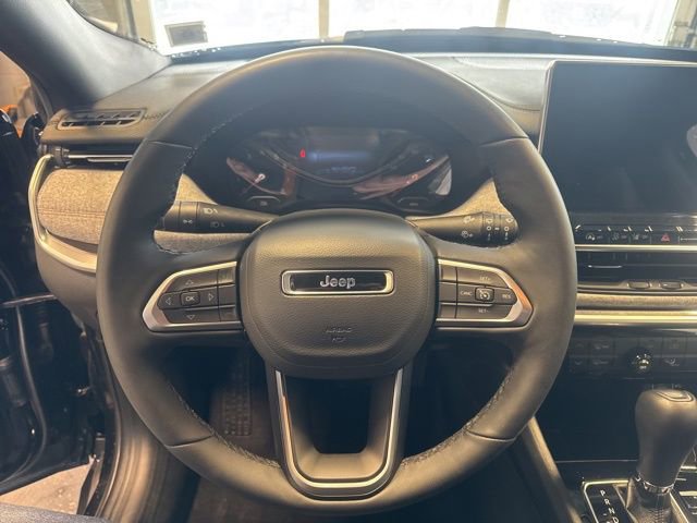 Used 2024 Jeep Compass Latitude image 11