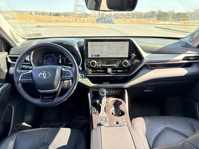 Used 2023 Toyota Highlander Limited image 17