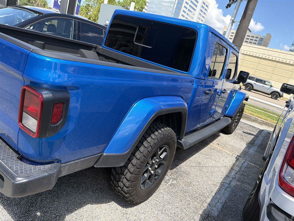 Used 2025 Jeep Gladiator Sport AWD/4WD image 3