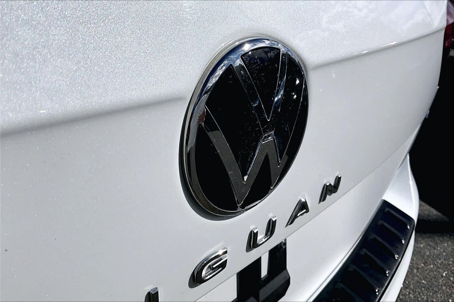 Used 2024 Volkswagen Tiguan SE R-Line AWD/4WD image 30