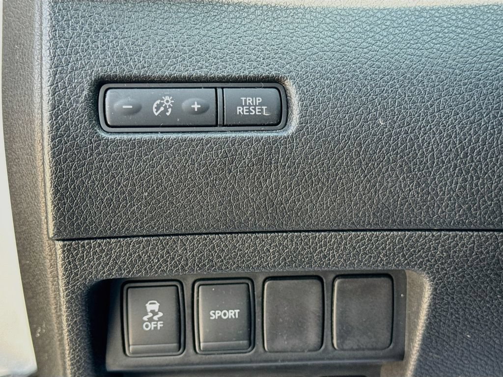 Used 2014 Nissan Rogue SV FWD image 11