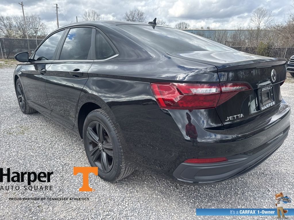 Used 2024 Volkswagen Jetta SE w/ Panoramic Sunroof Package image 3