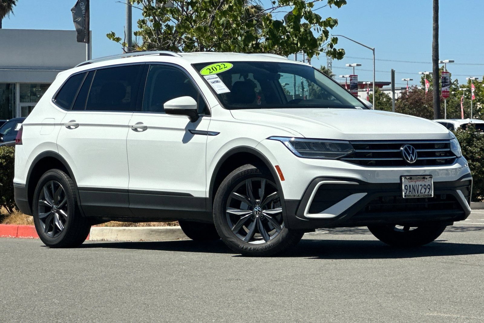 Used 2022 Volkswagen Tiguan SE FWD image 2