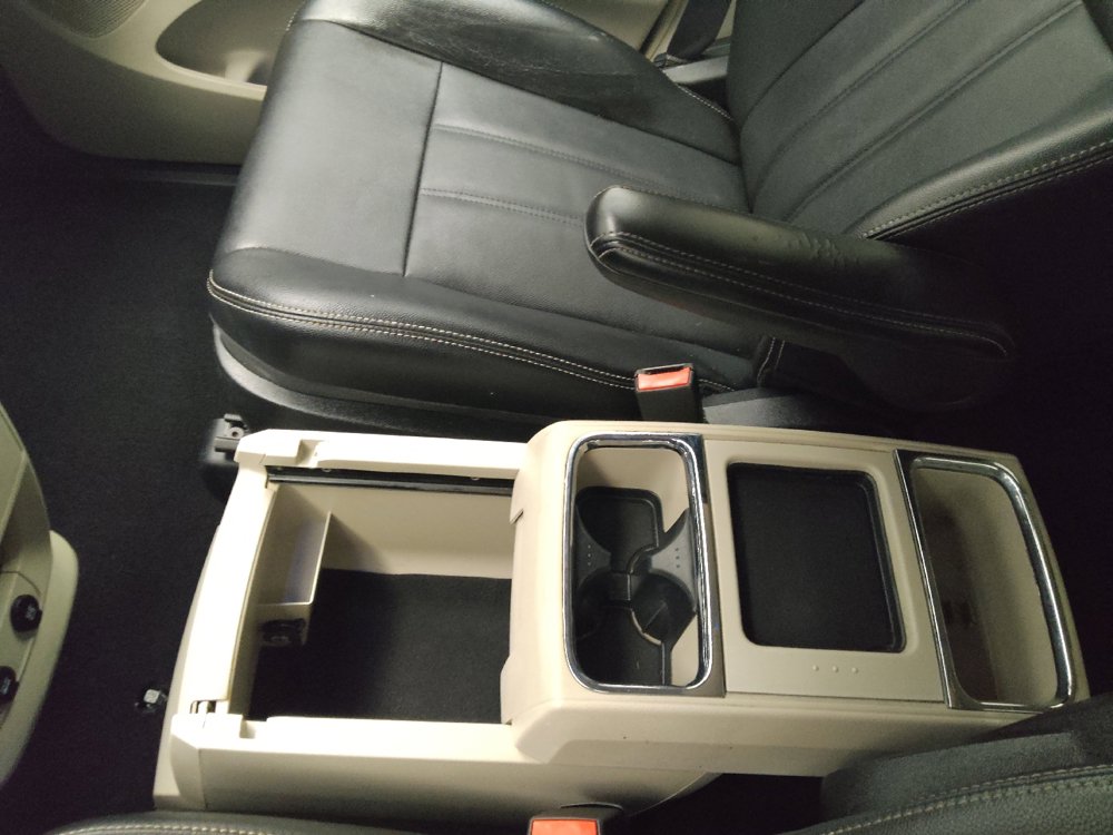 Used 2015 Chrysler Town & Country Touring FWD image 26