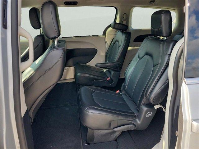 Used 2024 Chrysler Pacifica Touring-L image 8