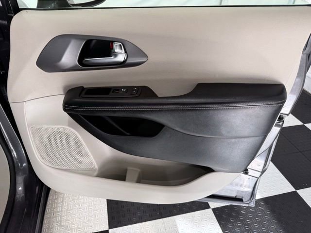 Used 2022 Chrysler Pacifica Touring-L image 37