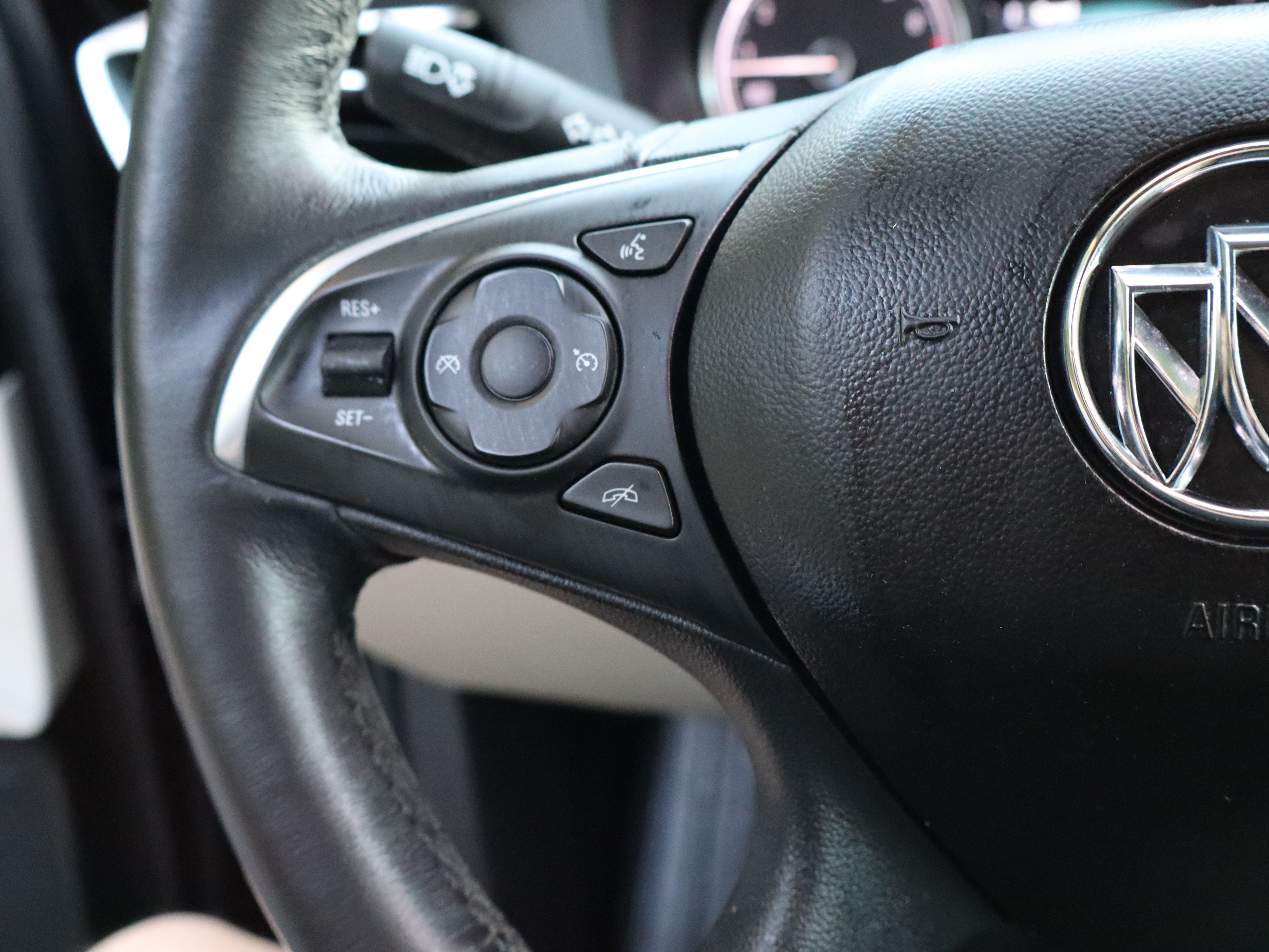 Used 2019 Buick Enclave Essence FWD image 28