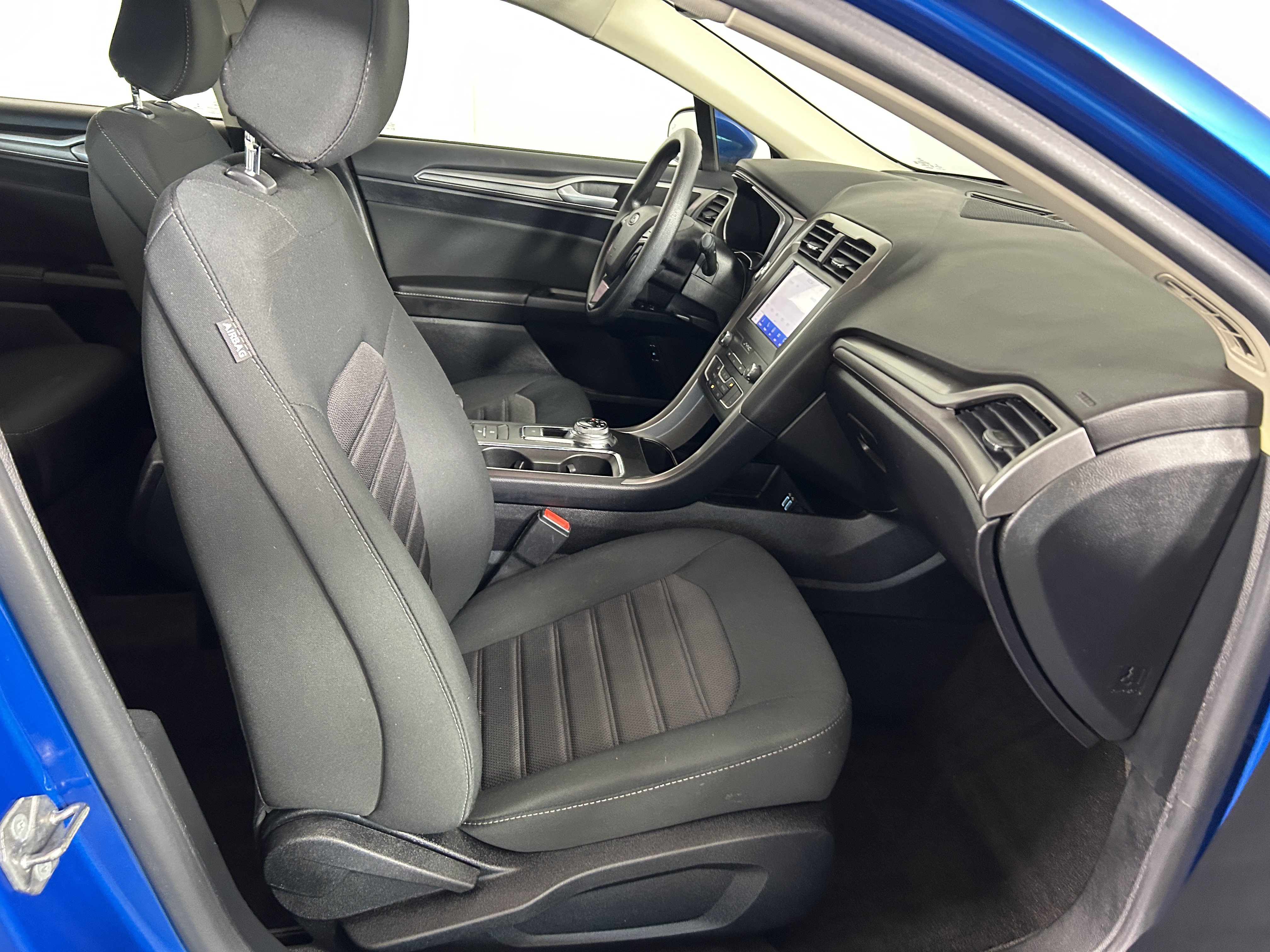 Used 2020 Ford Fusion SE FWD image 27