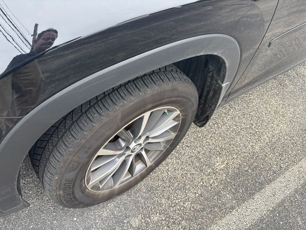 Used 2019 Toyota Highlander XLE AWD/4WD image 3