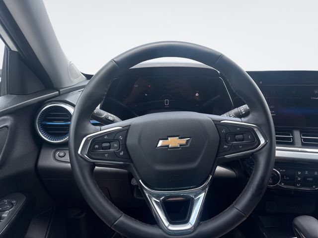 Used 2025 Chevrolet Trax LT w/ LT Convenience Package FWD image 14
