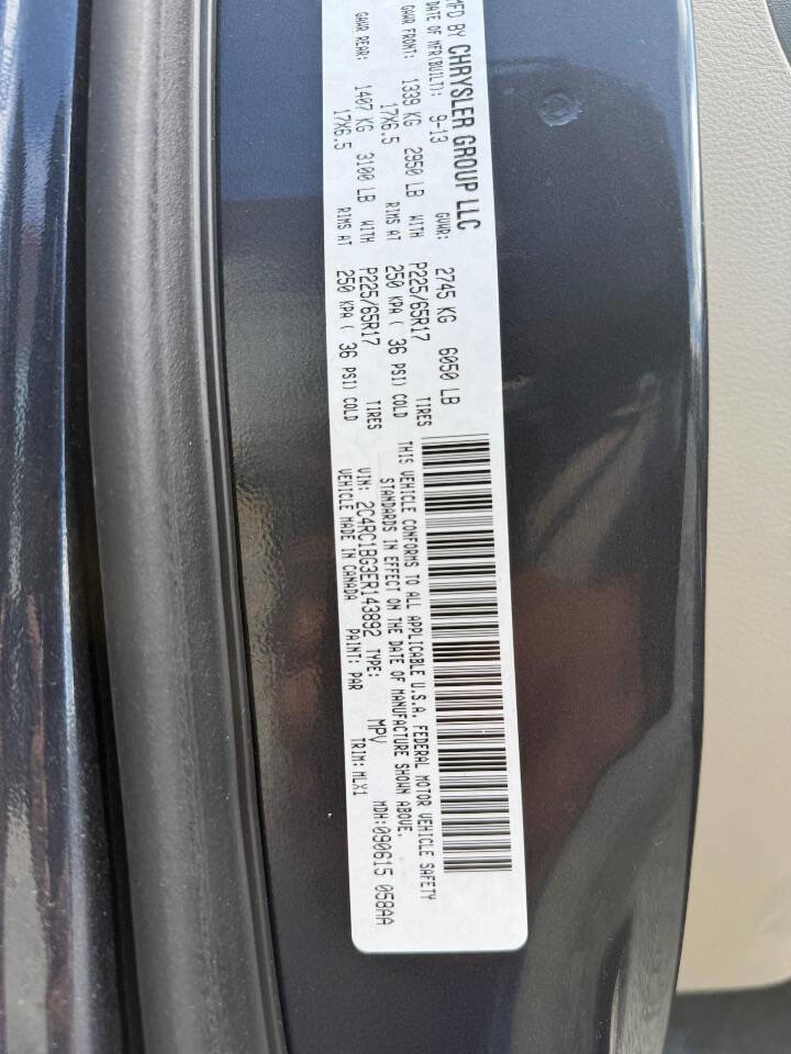 Used 2014 Chrysler Town & Country Touring FWD image 11