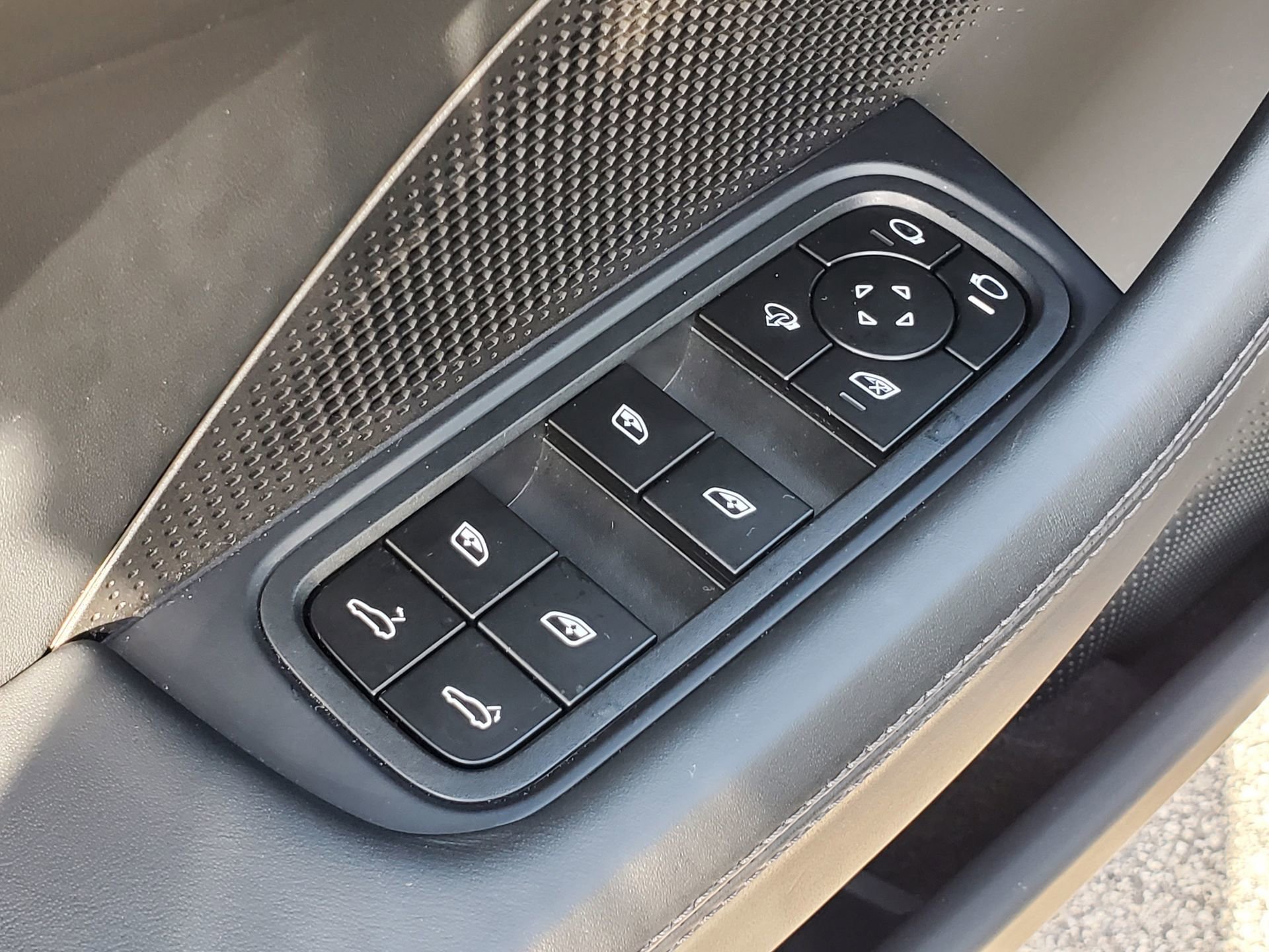 Used 2024 Porsche Panamera w/ Premium Package image 17