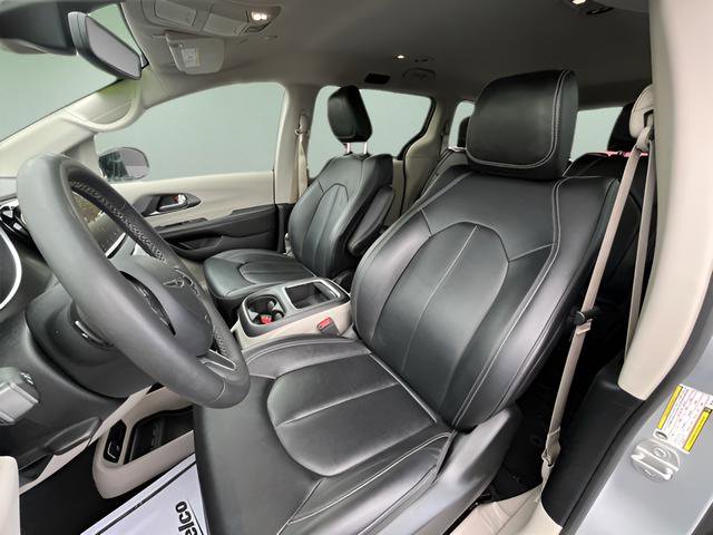 Used 2024 Chrysler Pacifica Touring-L FWD image 12