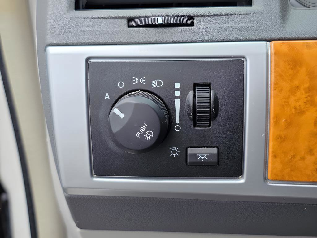 Used 2009 Chrysler Town & Country Limited w/ Entertainment Group #3 FWD image 26