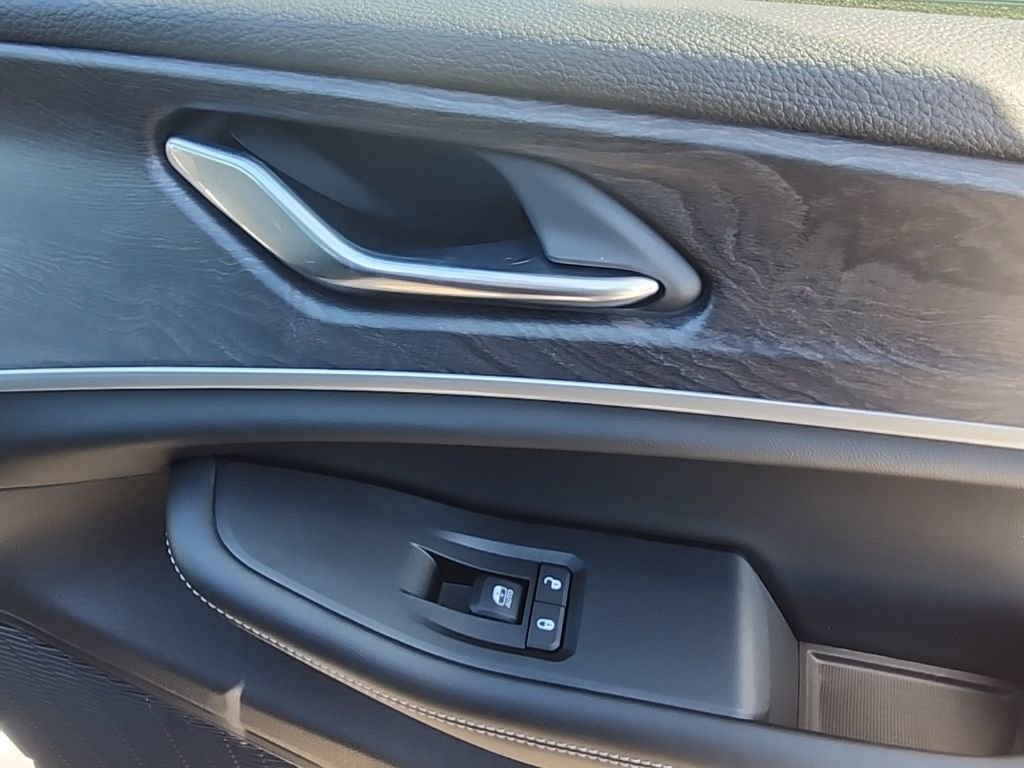 New 2025 Jeep Grand Cherokee L Limited w/ Black Appearance Package AWD/4WD image 13