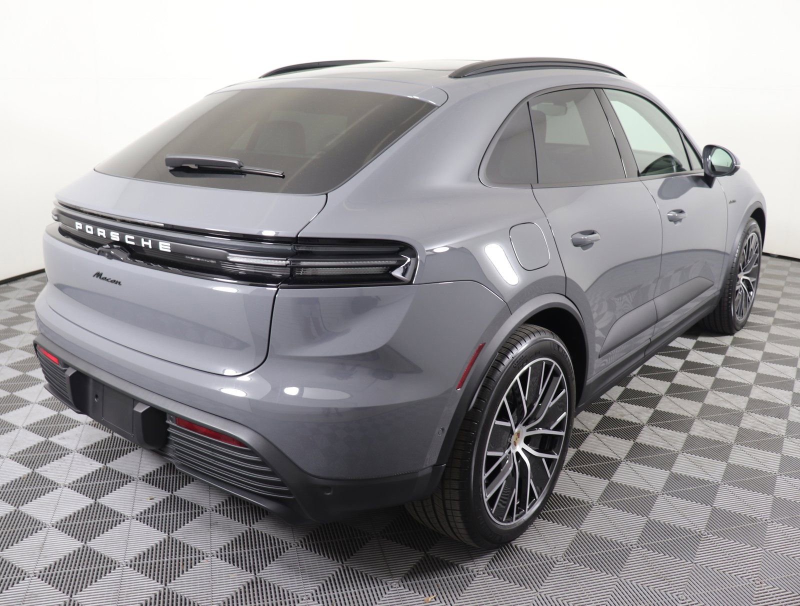 Certified 2025 Porsche Macan Electric RWD image 11