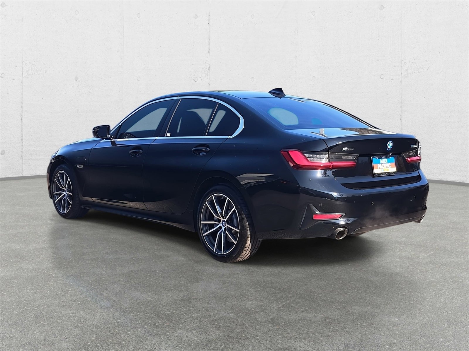 Used 2022 BMW 330e xDrive w/ Driving Assistance Package image 7