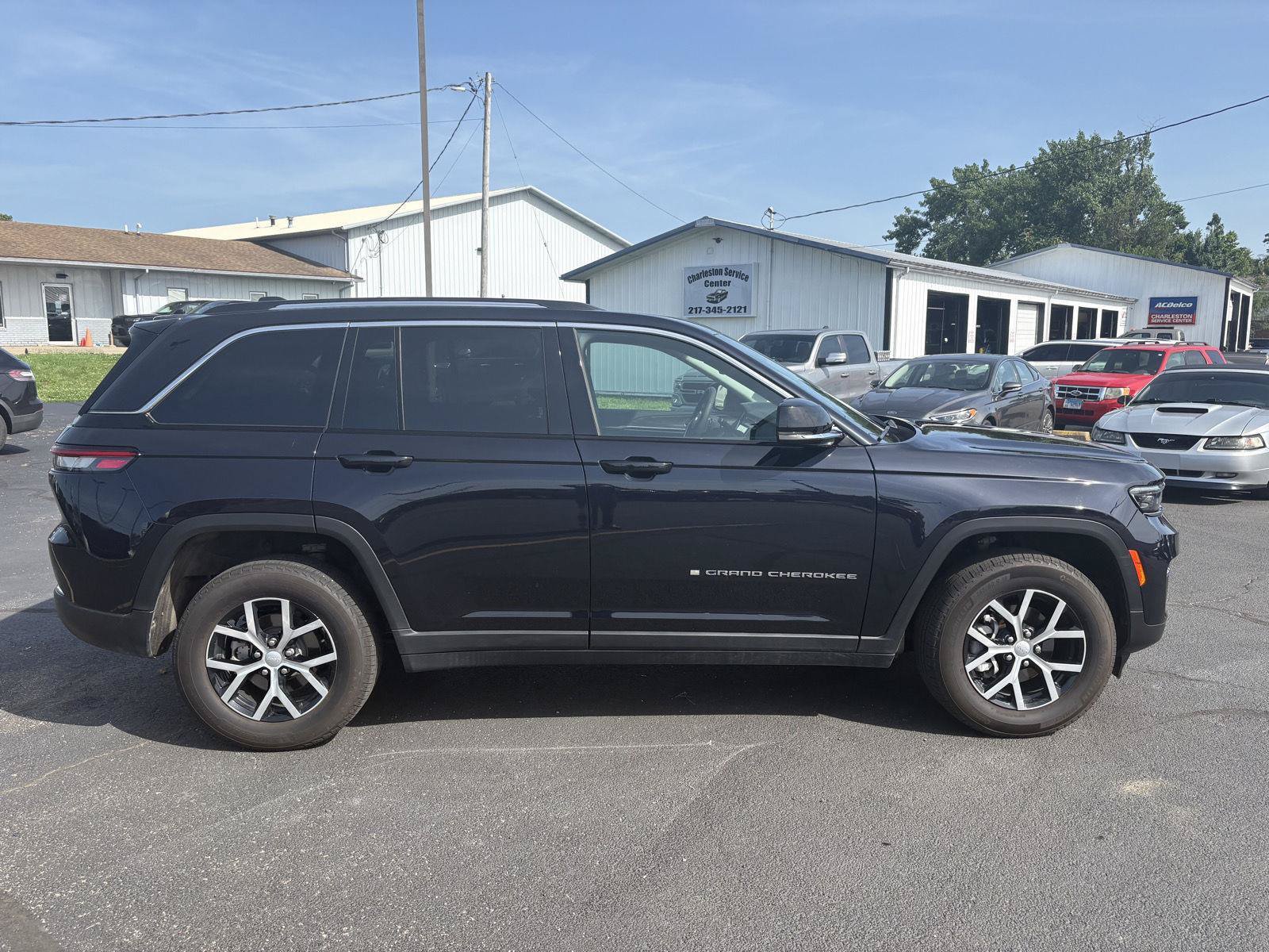 Used 2024 Jeep Grand Cherokee Limited AWD/4WD image 25