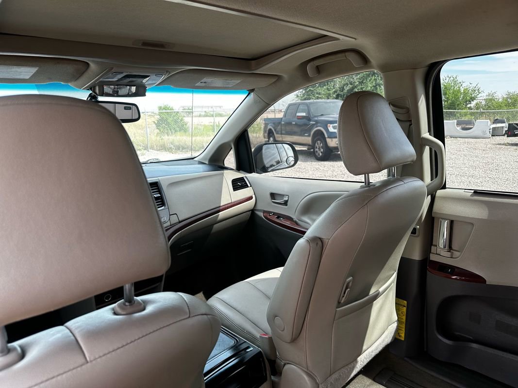 Used 2012 Toyota Sienna XLE image 28