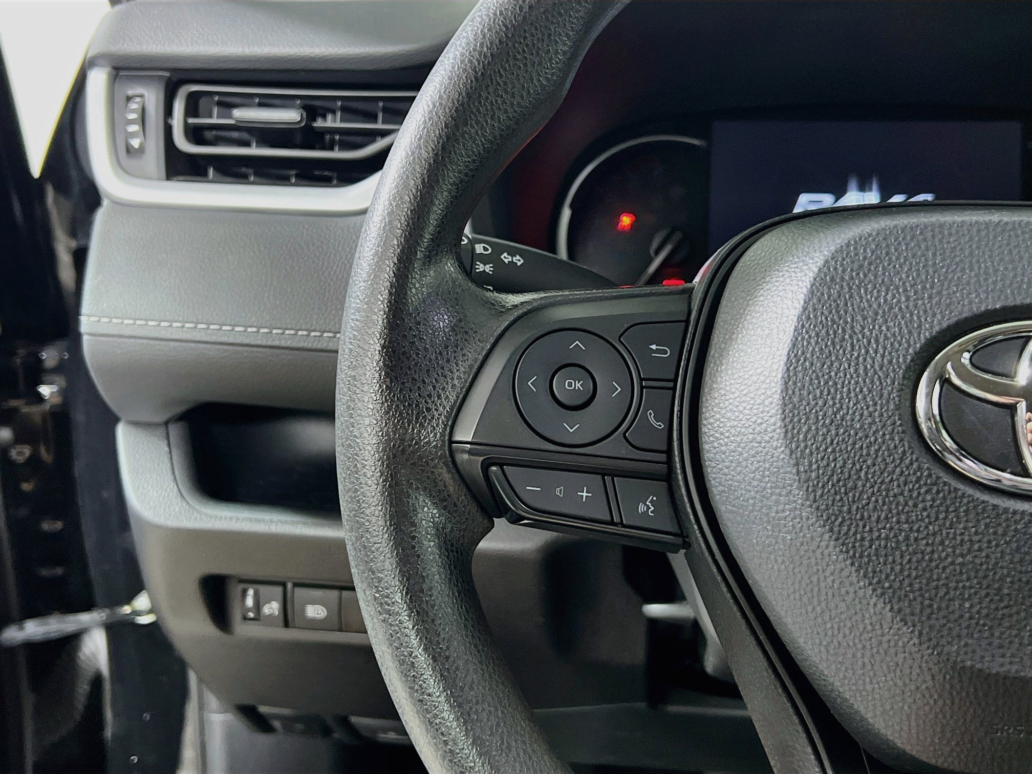 Used 2025 Toyota RAV4 XLE FWD image 18