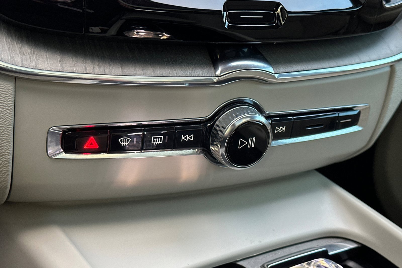 Used 2023 Volvo XC60 T8 Ultimate image 23