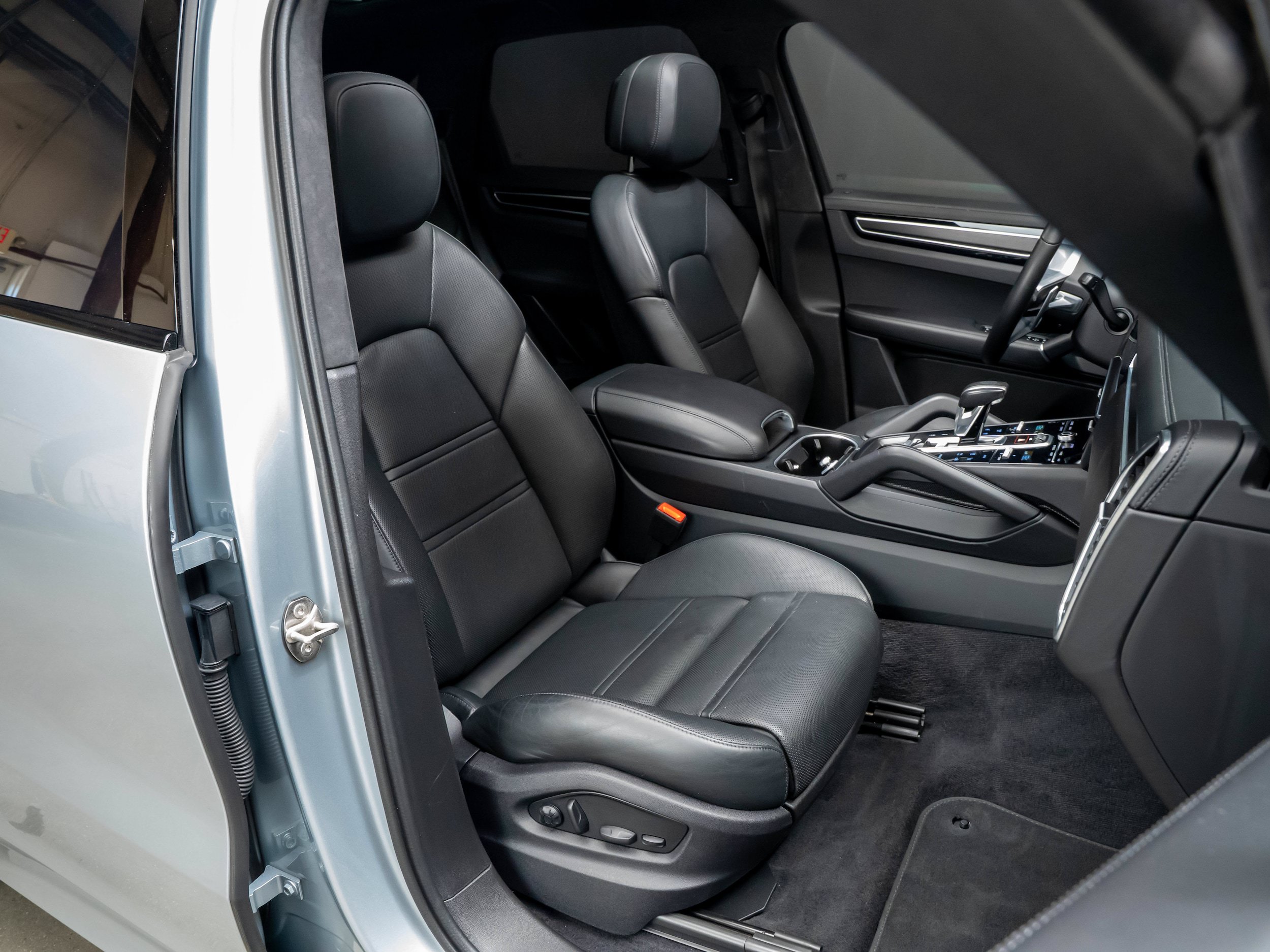 Used 2022 Porsche Cayenne GTS AWD/4WD image 35