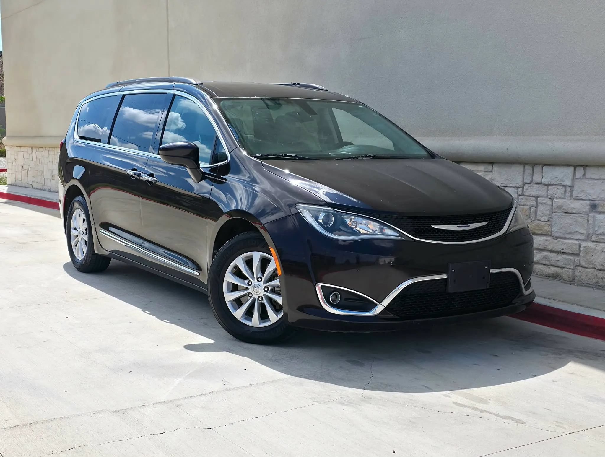 Used 2017 Chrysler Pacifica Touring-L FWD image 1