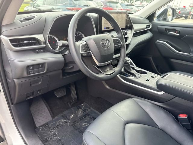 Used 2025 Toyota Highlander XLE image 25