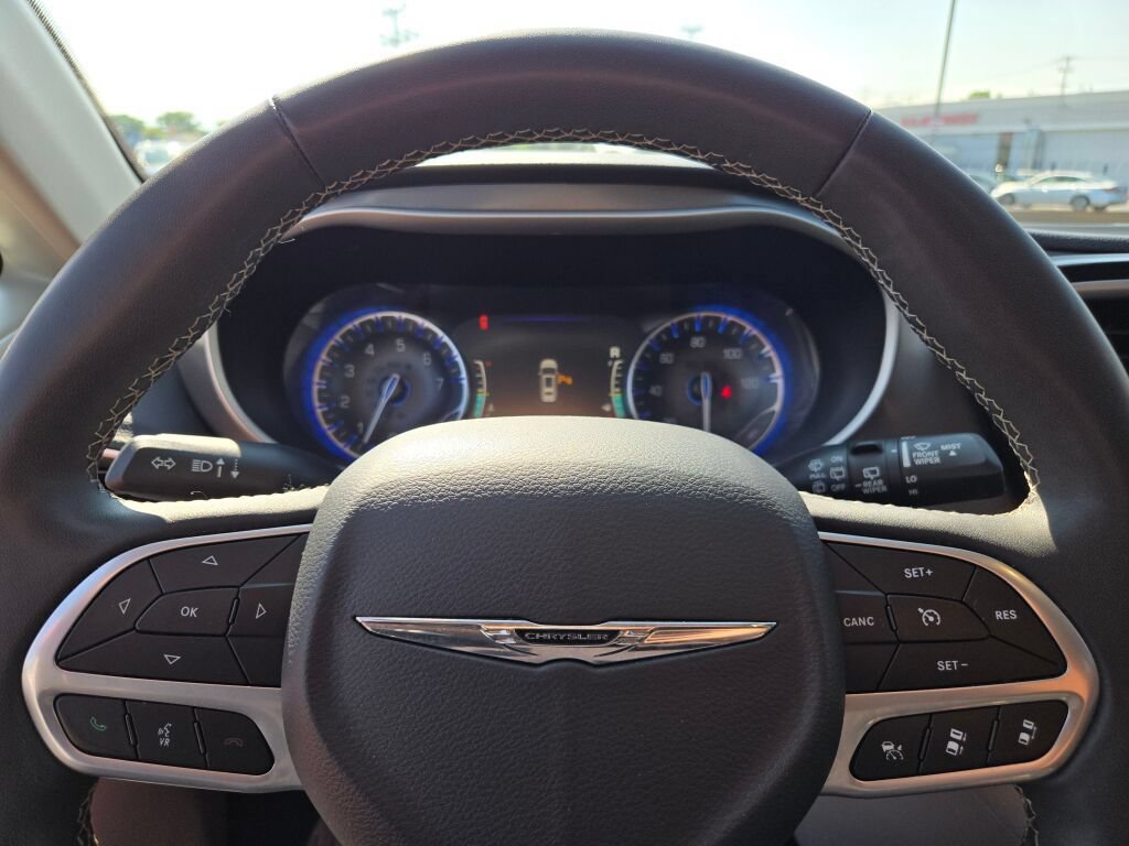 Certified 2023 Chrysler Pacifica Touring-L FWD image 33