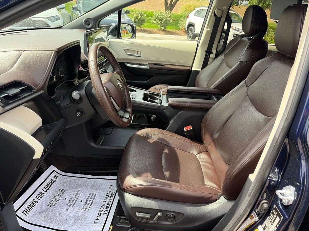 Used 2023 Toyota Sienna Platinum AWD/4WD image 26