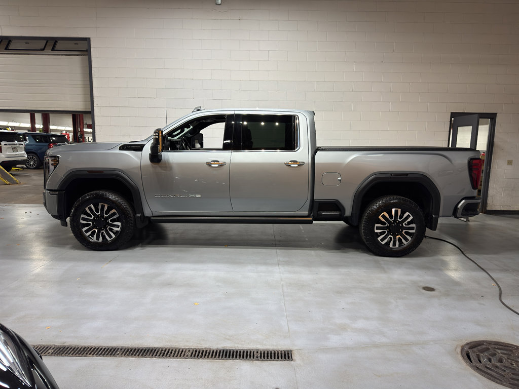 Used 2025 GMC Sierra 3500 Denali Ultimate image 2