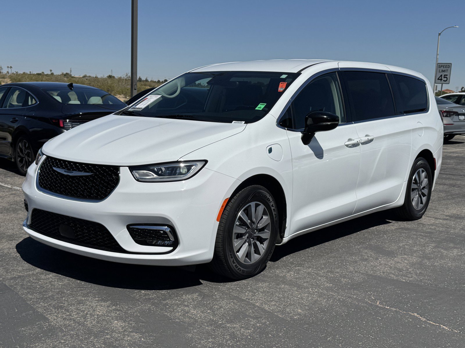 Used 2024 Chrysler Pacifica Limited FWD image 3