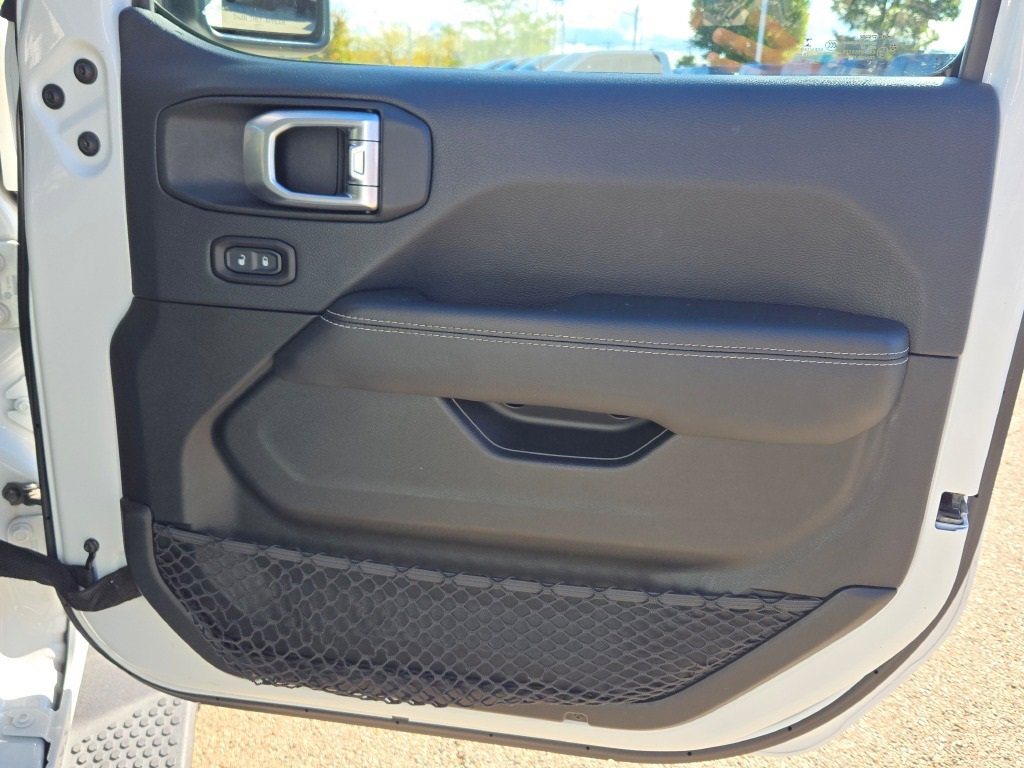 Used 2018 Jeep Wrangler Unlimited Sahara w/ Cold Weather Group image 8