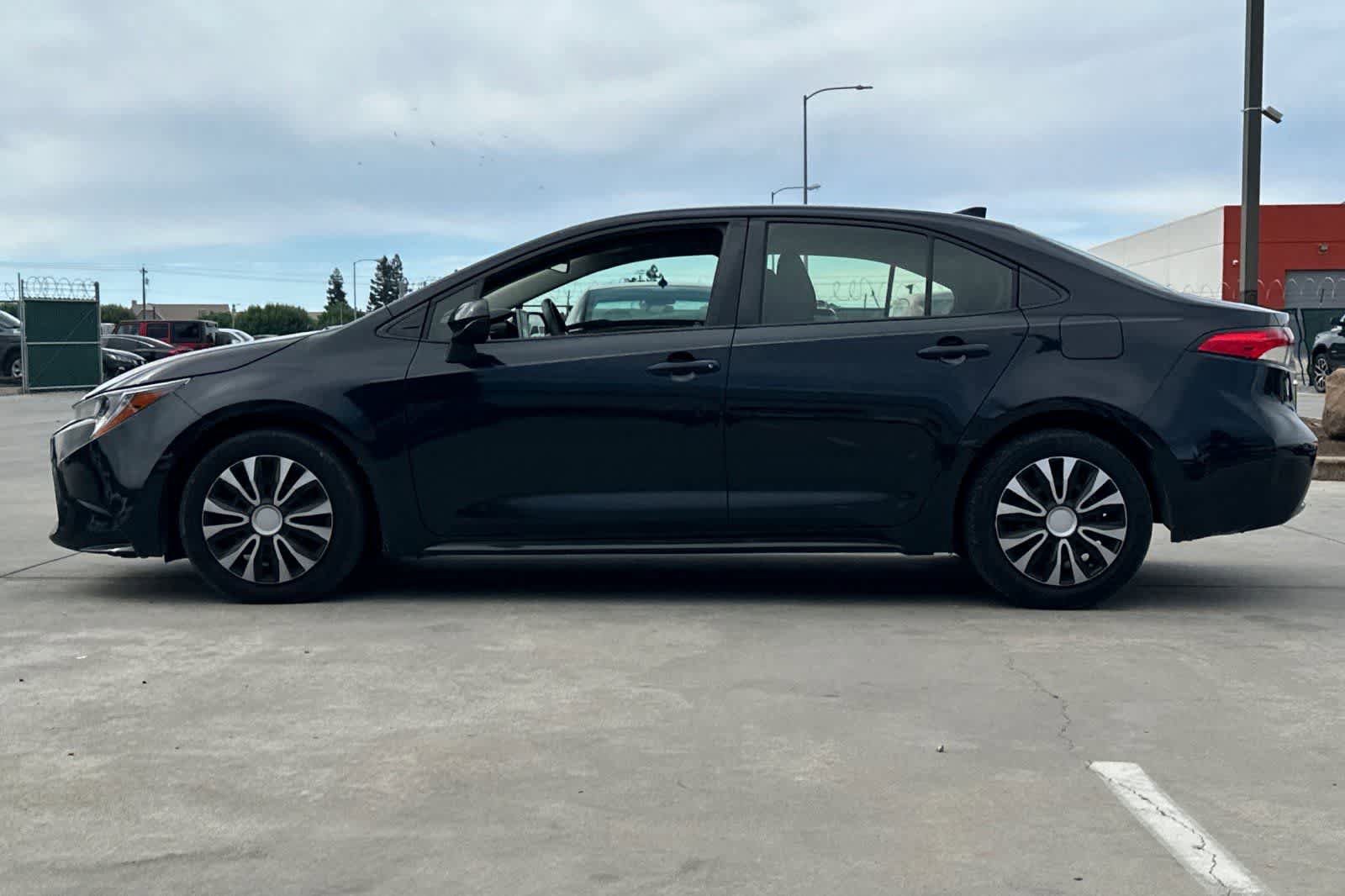 Used 2021 Toyota Corolla LE FWD image 6