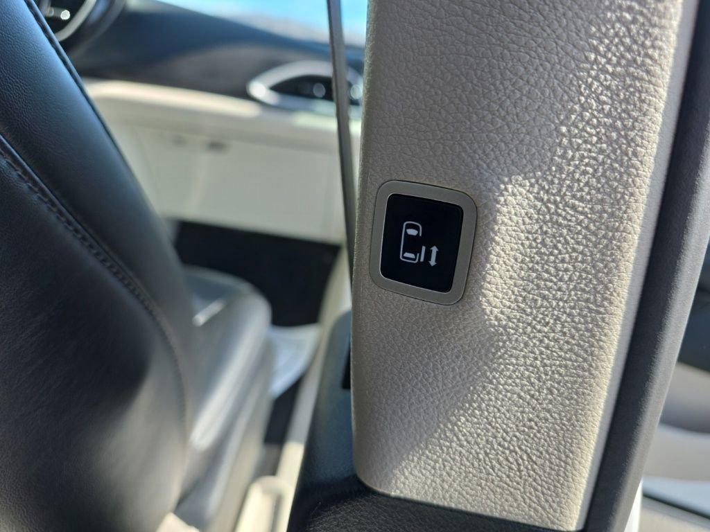 Used 2024 Chrysler Pacifica Touring-L image 18