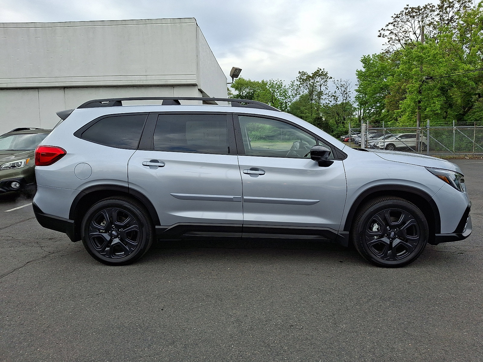 Certified 2025 Subaru Ascent Bronze Edition w/ Onyx Package AWD/4WD image 7