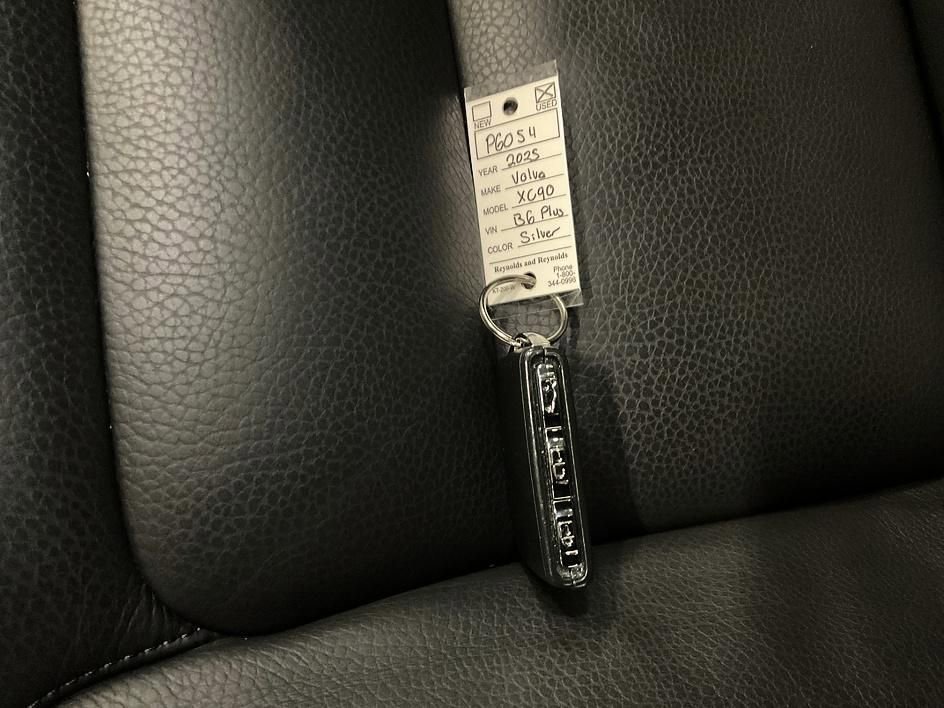 Used 2025 Volvo XC90 B6 Plus AWD/4WD image 27